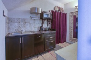 Fridge, microwave, stovetop, coffee/tea maker