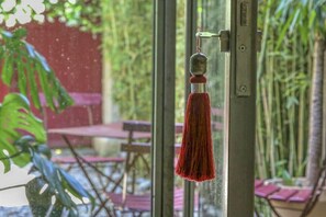 Outdoor dining - Le Mas des Anges (Cabannes)