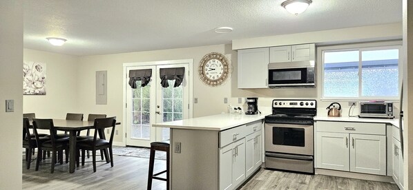 Refrigerador, microondas, horno, placa de cocina