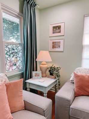 Smart TV, books - Rainbow Retreat ~ 3-bedroom fun loving home full of color!  (Springfield)