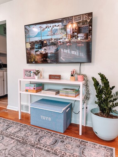 Rainbow Retreat ~ 3-bedroom fun loving home full of color! 