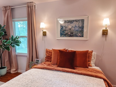 Rainbow Retreat ~ 3-bedroom fun loving home full of color! 
