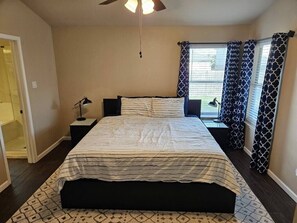 3 soverom, skrivebord, strykejern/-brett og reiseseng for barn