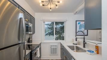 Jääkaappi, mikroaaltouuni, uuni, liesi