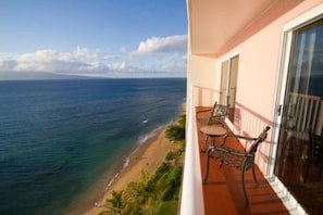 Ein Balkon mit Blick auf den Ozean und den Strand.