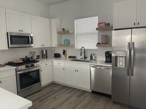 Geladeira, micro-ondas, fogão, cooktop