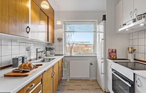 Køleskab, kogeplade, opvaskemaskine, kaffe-/temaskine