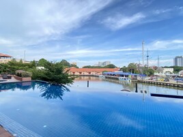 Una piscina al aire libre