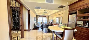 42-inch Smart TV with digital channels, video game console - Casa Del Rio Residence (Malacca City)