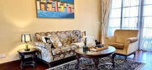 42-inch Smart TV with digital channels, video-game console - Casa Del Rio Residence (Malacca City)