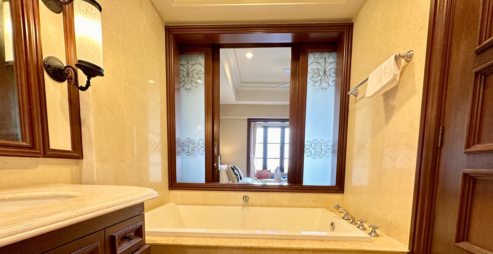 独立的浴缸和淋浴、大花洒淋浴喷头、免费洗浴用品、吹风机