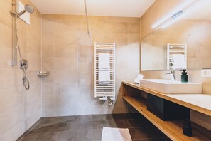 Dusj, hårføner, håndklær og såpe