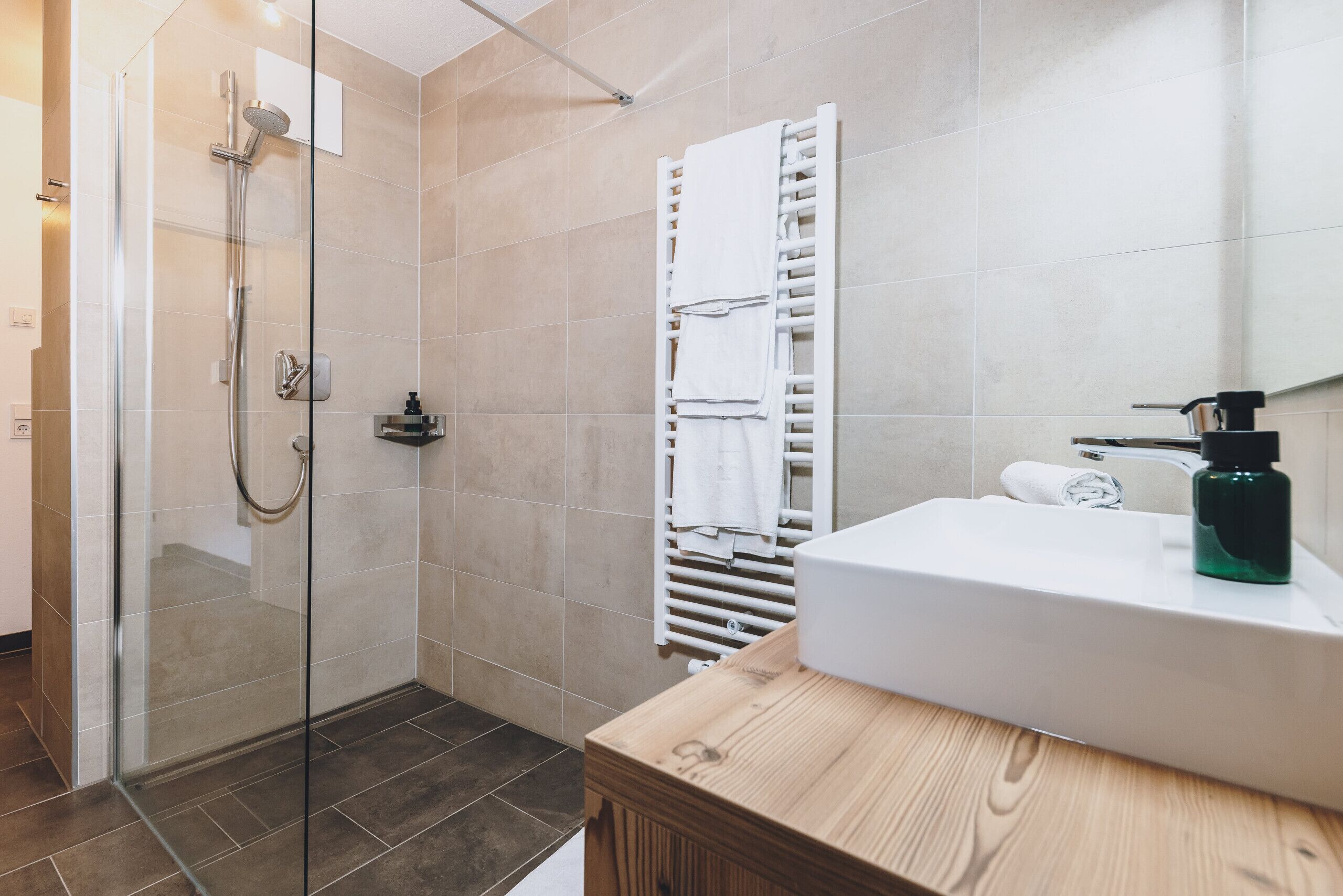 Een douche, een haardroger, handdoeken, zeep