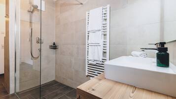 Een douche, een haardroger, handdoeken, zeep