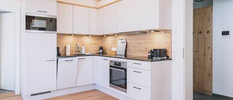 Køleskab, mikrobølgeovn, ovn, kogeplade