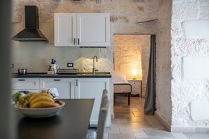 Réfrigérateur, micro-ondes, plaque de cuisson, lave-vaisselle