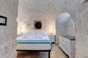 4 間睡房、房內夾萬、書桌、熨斗/熨衫板