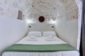 4 bedrooms, in-room safe, desk, iron/ironing board