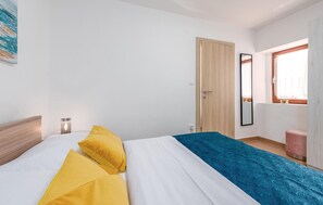 3 bedrooms, travel cot, free WiFi, bed sheets