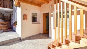 A wooden staircase leading to a second floor, a small window with a curtain, and a mailbox on the wall. - 2 bedroom gorgeous home in Lamon (Lamon)
