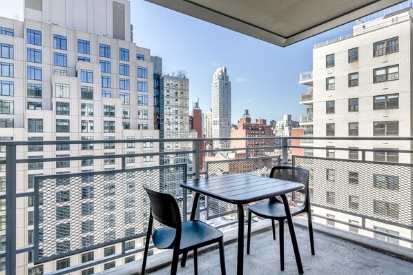 Outdoor dining - Nice UES 1BR w/ Gym & pool, by Blueground (New York)