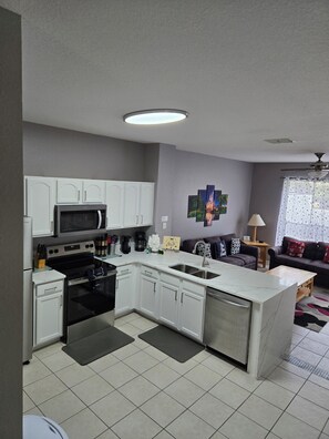 Fridge, microwave, oven, stovetop - The Adventure Townhouse (Kissimmee)