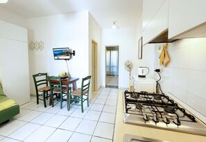 Fridge, microwave - Appartamenti Adriana - Appartamenti Adriana - Bilocale (3) (Porto Azzurro)