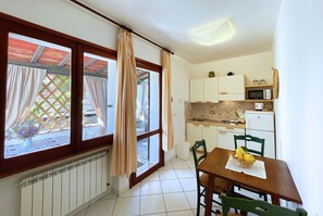 Fridge, microwave - Appartamenti Adriana - Appartamenti Adriana - Bilocale (5) (Porto Azzurro)