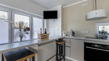 Frigorífico, microondas, horno y placa de cocina