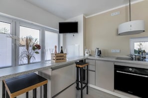 Réfrigérateur, four à micro-ondes, un four, surface de cuisson