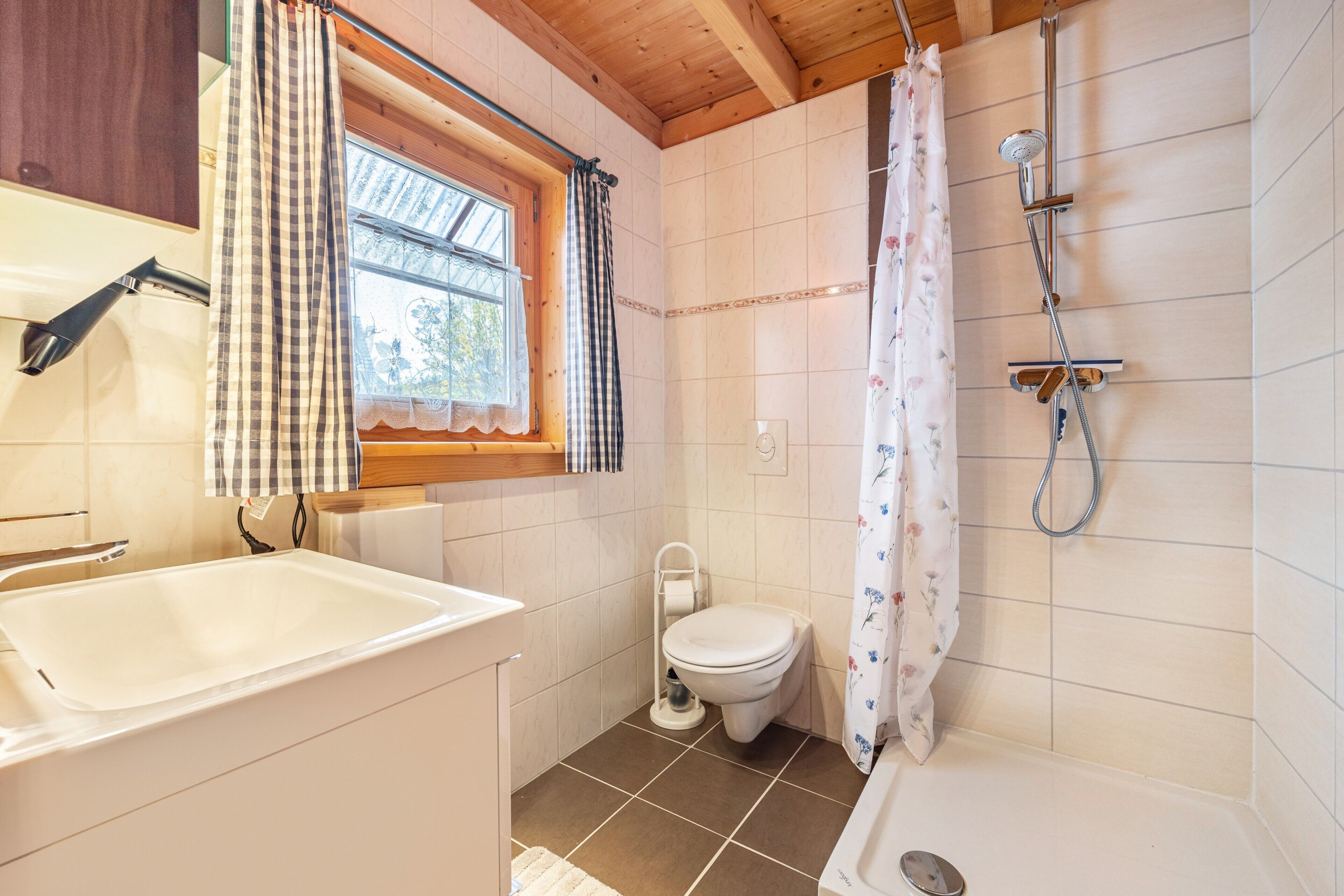 Ein Badezimmer mit Badewanne, Toilette und Dusche.