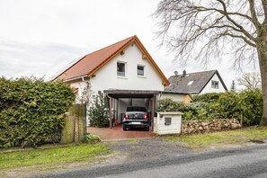 Exterior - Guest House 'Hütte Im Heidekreis' with Shared Terrace and Wi-Fi (Lindwedel)