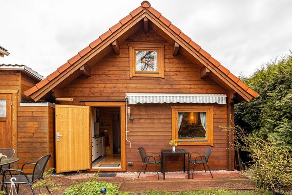 Exterior - Guest House 'Hütte Im Heidekreis' with Shared Terrace and Wi-Fi (Lindwedel)