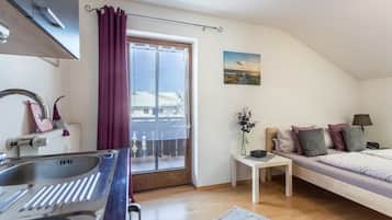 Planxa i posts de planxar, wifi gratuïta i roba de llit