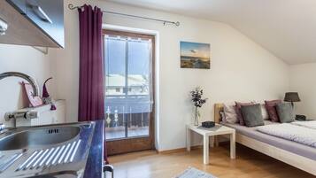 Iron/ironing board, free WiFi, bed sheets