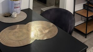 Un salon moderne avec une table à manger, un téléviseur et une vue sur une salle de bain.