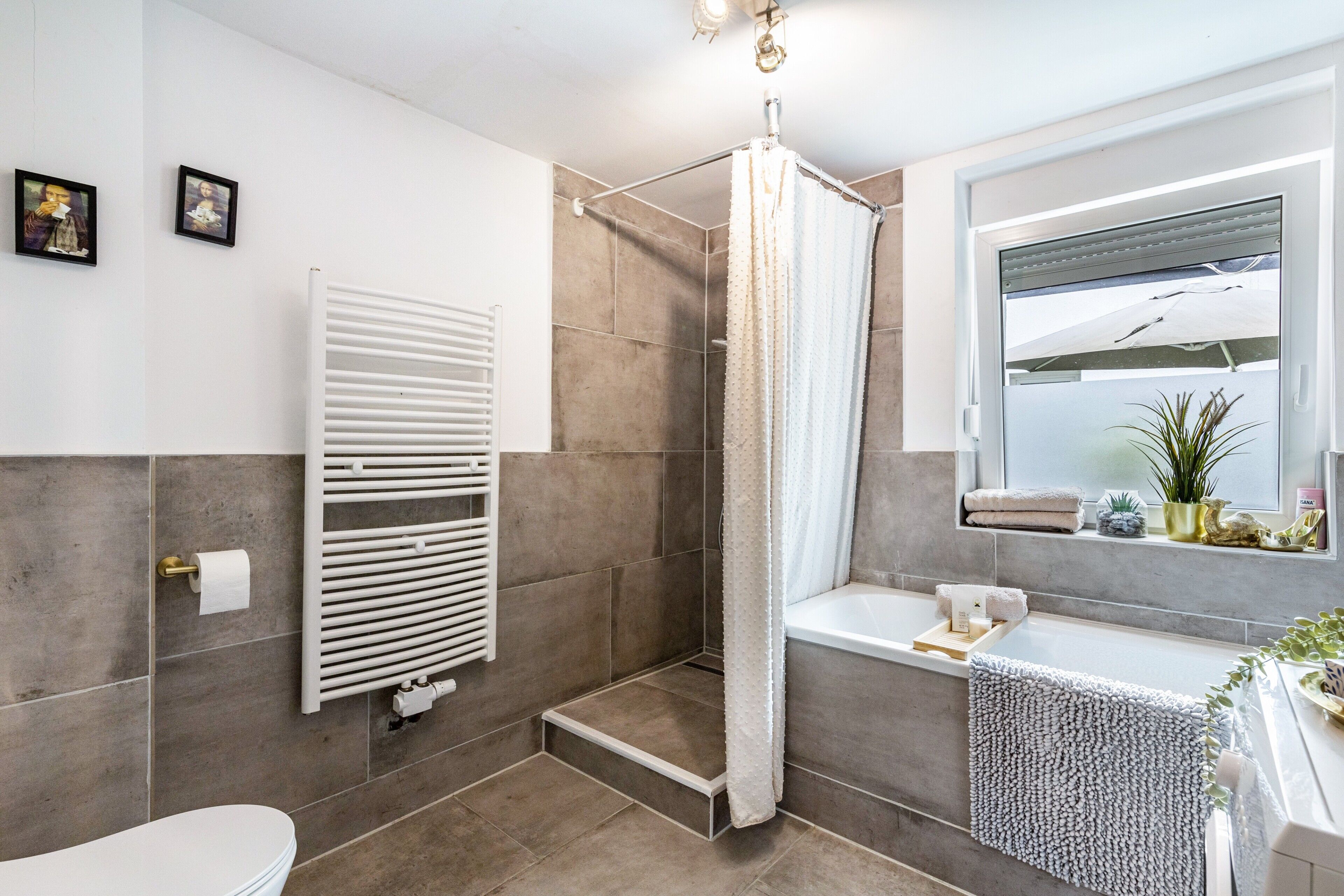 Shower, hair dryer, towels