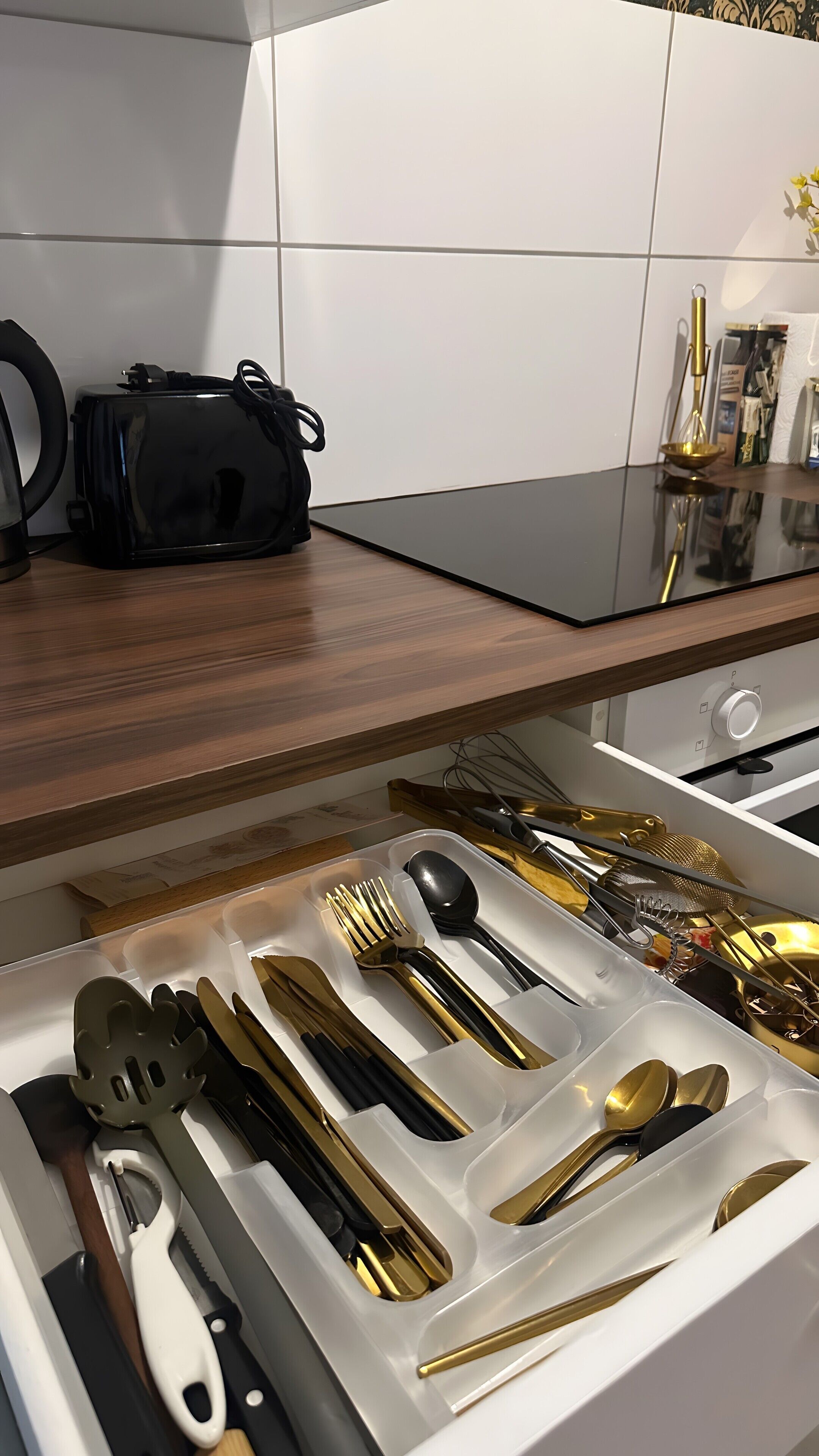 Kühlschrank, Ofen, Herdplatte, Wasserkocher mit Kaffee-/Teezubehör