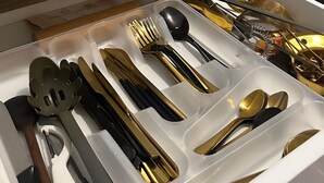 A kitchen with a microwave, toaster, and a drawer with neatly arranged utensils. - Apartment 'Apartement Kingsize' with Shared Terrace and Wi-Fi (Duisburg)