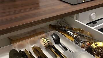 Kühlschrank, Ofen, Herdplatte, Wasserkocher mit Kaffee-/Teezubehör