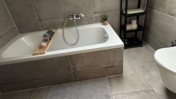 Douche, sĂšche-cheveux, serviettes fournies