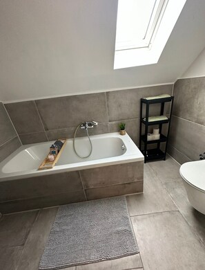 Shower, hair dryer, towels - Apartment 'Deluxe Loftapartement Big Size' with Shared Terrace and Wi-Fi (Duisburg)