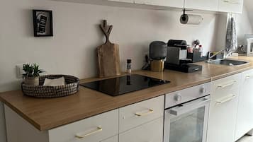 Kylskåp, mikrovågsugn, spishäll och diskmaskin