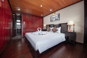 Minibar, escritorio y ropa de cama