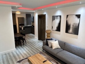 Smart TV, music library, video library - BeHomu Apartments (Kampala)