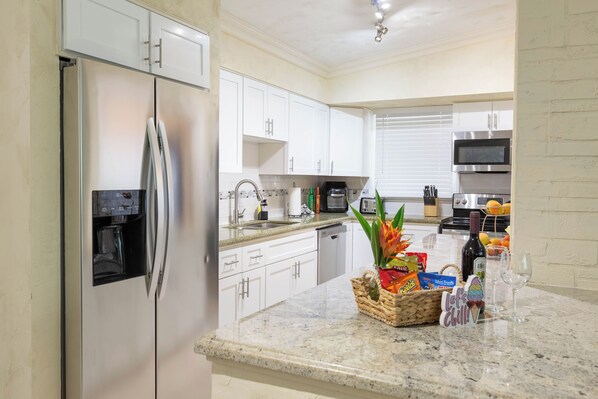 Refrigerador, microondas, horno, placa de cocina