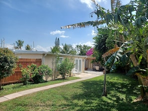 Exterior - Tropical Vibes! Spacious 5BD/3BA, BBQ, Parking & more -10 min to Best Locations (West Palm Beach)