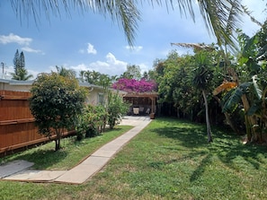 Property grounds - Tropical Vibes! Spacious 5BD/3BA, BBQ, Parking & more -10 min to Best Locations (West Palm Beach)