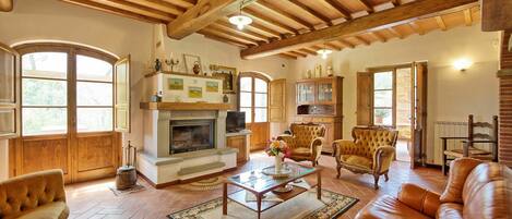 TV, fireplace, stereo