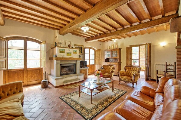 Fernseher, Kamin, Stereoanlage